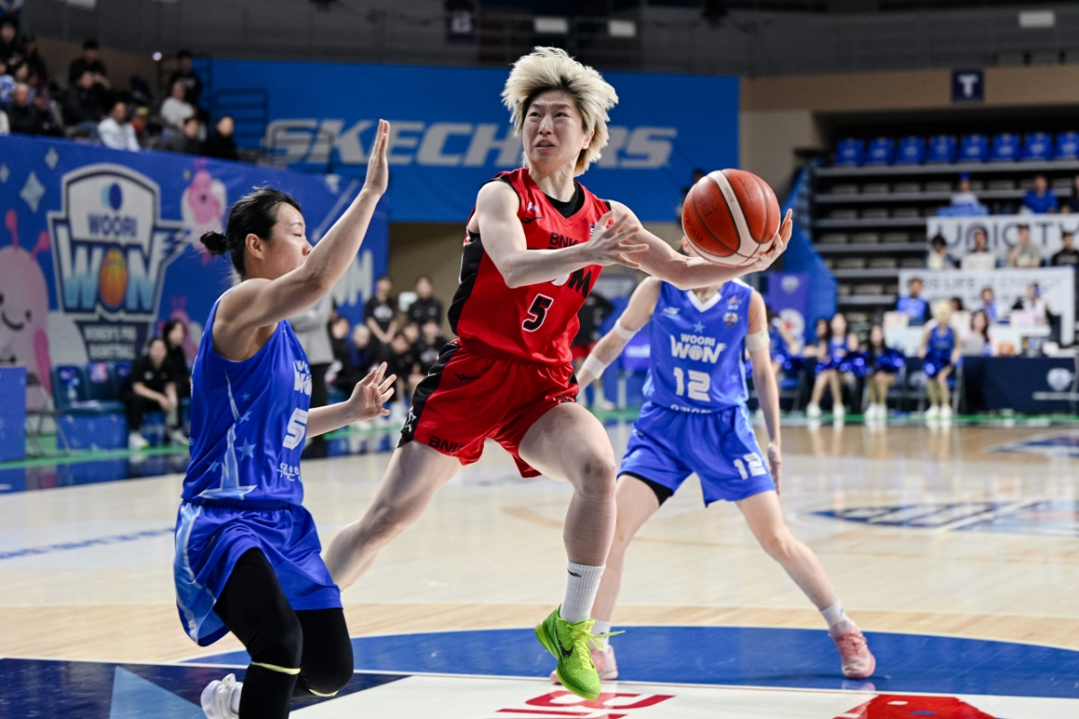 图为安慧智（中）正在上篮。 =照片=WKBL提供。