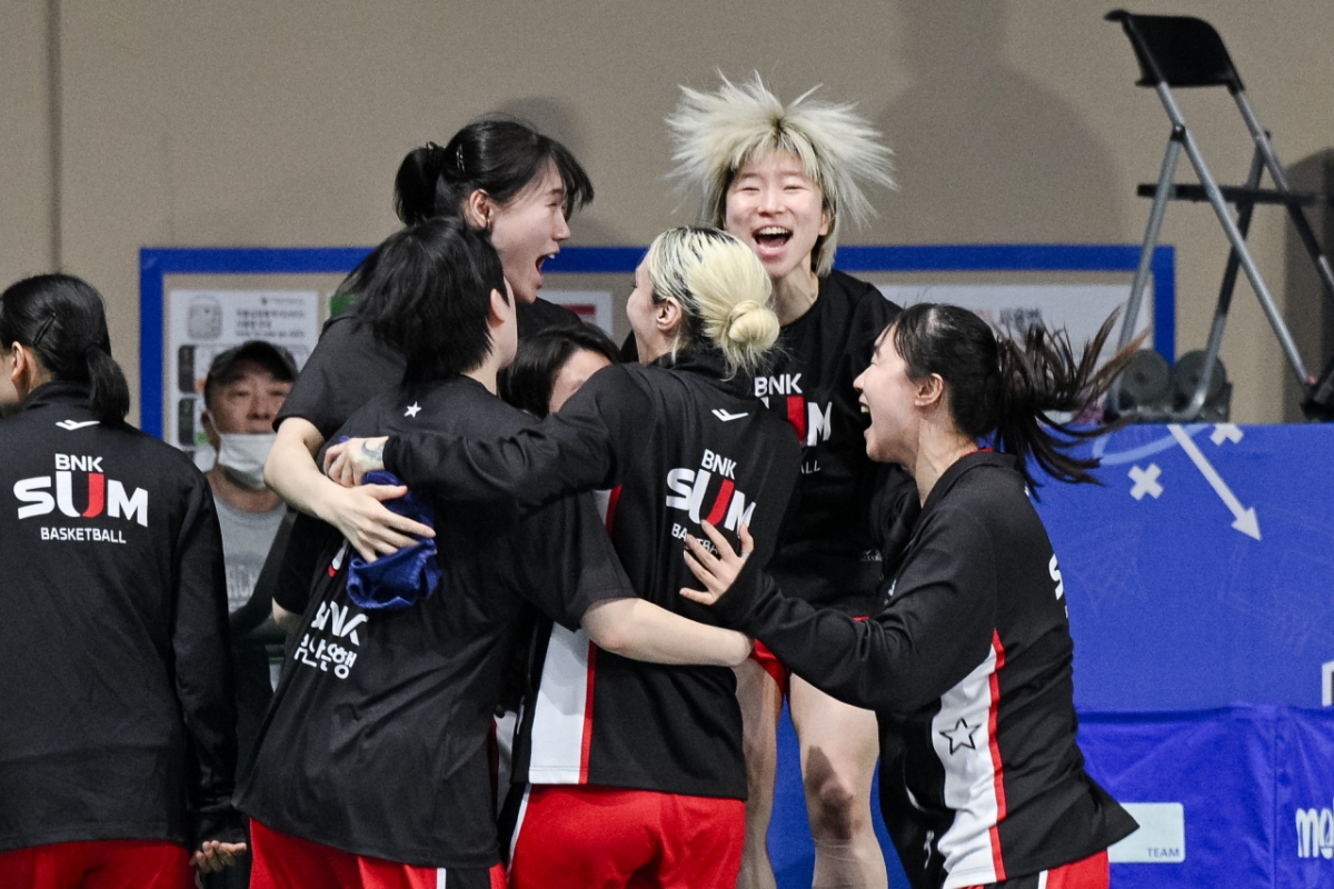 BNK暧昧队的选手们非常高兴。 =照片=WKBL提供。