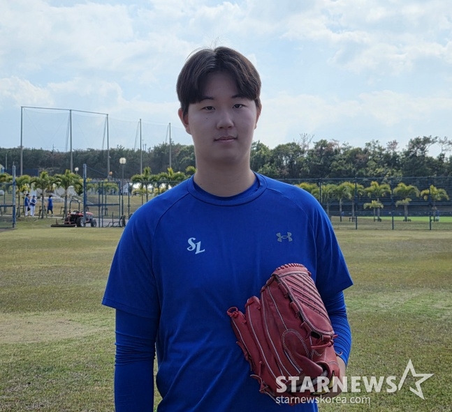 图为7月19日，三星的张灿熙（音）正在日本冲绳onnason akama球场接受记者的采访。 =照片=金东润。