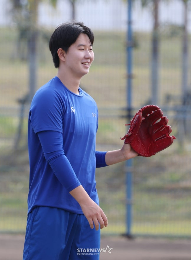19日,三星狮子队选手团在日本冲绳Onnason Akama球场进行了第2次春季集训。  图为投手张灿熙（音）正在进行投球训练。 =照片=金镇京。
