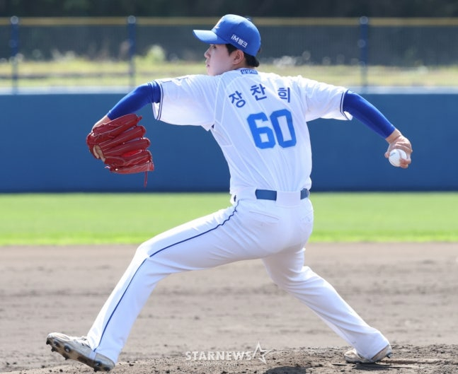 22日，三星狮子队在日本冲绳Onnason Akama Ball Park进行了春季集训。  图为张灿熙正在进行投球训练。 =照片=金镇京。