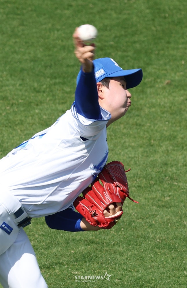 22日，三星狮子队在日本冲绳Onnason Akama Ball Park进行了春季集训。  图为张灿熙正在进行投球训练。 =照片=金镇京。