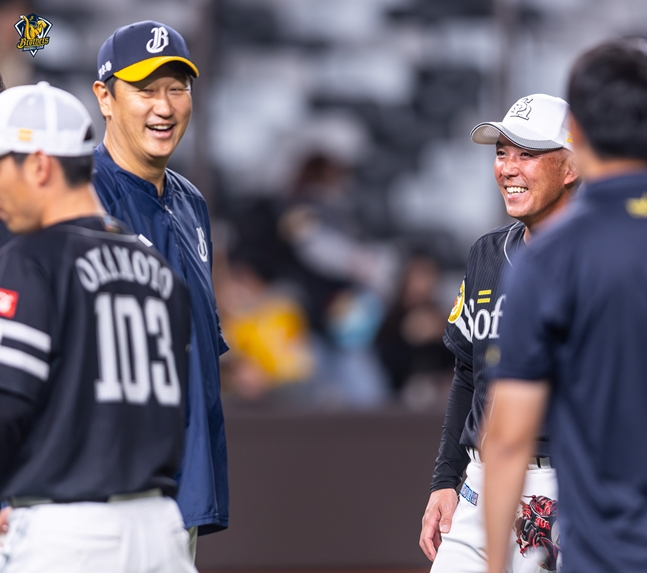 李大浩正在和软银教练们交谈。 =照片=中新兄弟。