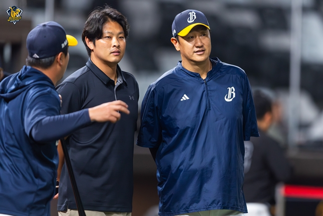 图为正勋(左起)、李大浩(音)正与教练石智亨(音)交谈。 =照片=中新兄弟。