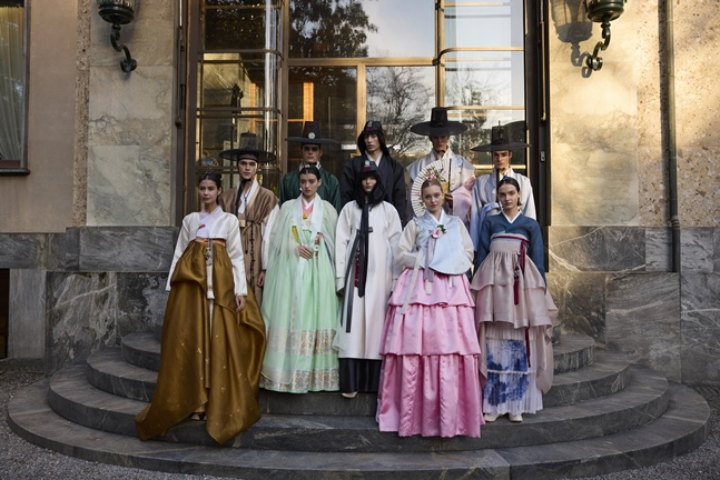 图为参加在米兰"korea house"举行的韩服时装秀的外国人。  =文体部。