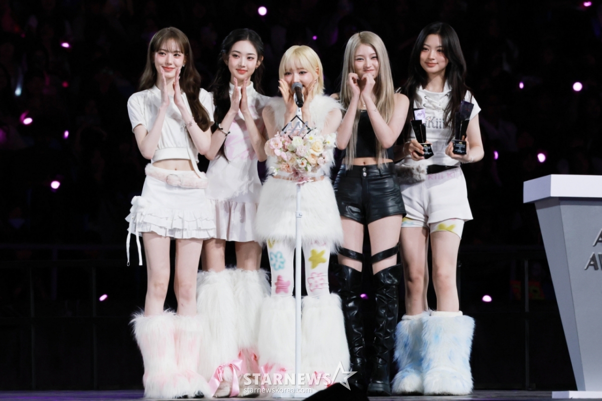 组合KiiKii于2025年12月6日在高雄国家体育场举行的由明星新闻主办的"10周年亚洲艺术家大奖2025(10th Anniversary Asia Artist Awards 2025,《10周年AAA 2025)"上获得了AAA新人奖(Rookie of the Year),并发表了获奖感言。   /2025.12.06/照片=任成均tjdrbs23@