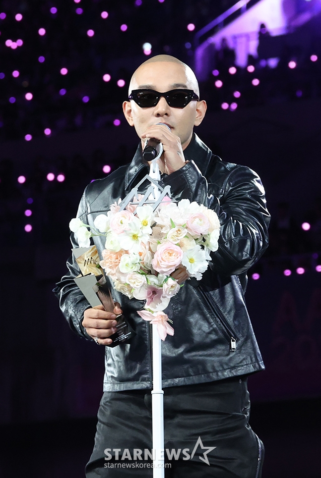 Category expresses her feelings after winning the 'AAA 10 Legendary Producer' award at the '10th Anniversary Asian Artist Awards 2025 and '10th Anniversary AAA 2025' hosted by Star News at Kaohsiung National Stadium on December 6, 2025.   /Photo by Kim Jin-kyung =Kim.jinkyung@