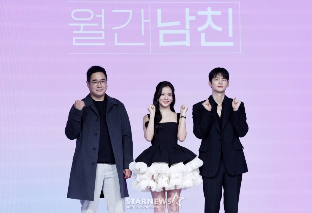 26日,在首尔钟路区JW万豪东大门广场首尔举行的奈飞《月刊男友》制作发表会上,金惠珍记者=金正植导演(左起)、演员智秀、徐仁国正摆出造型,供记者们拍照。 =金惠珍 jini@newsis.com 。