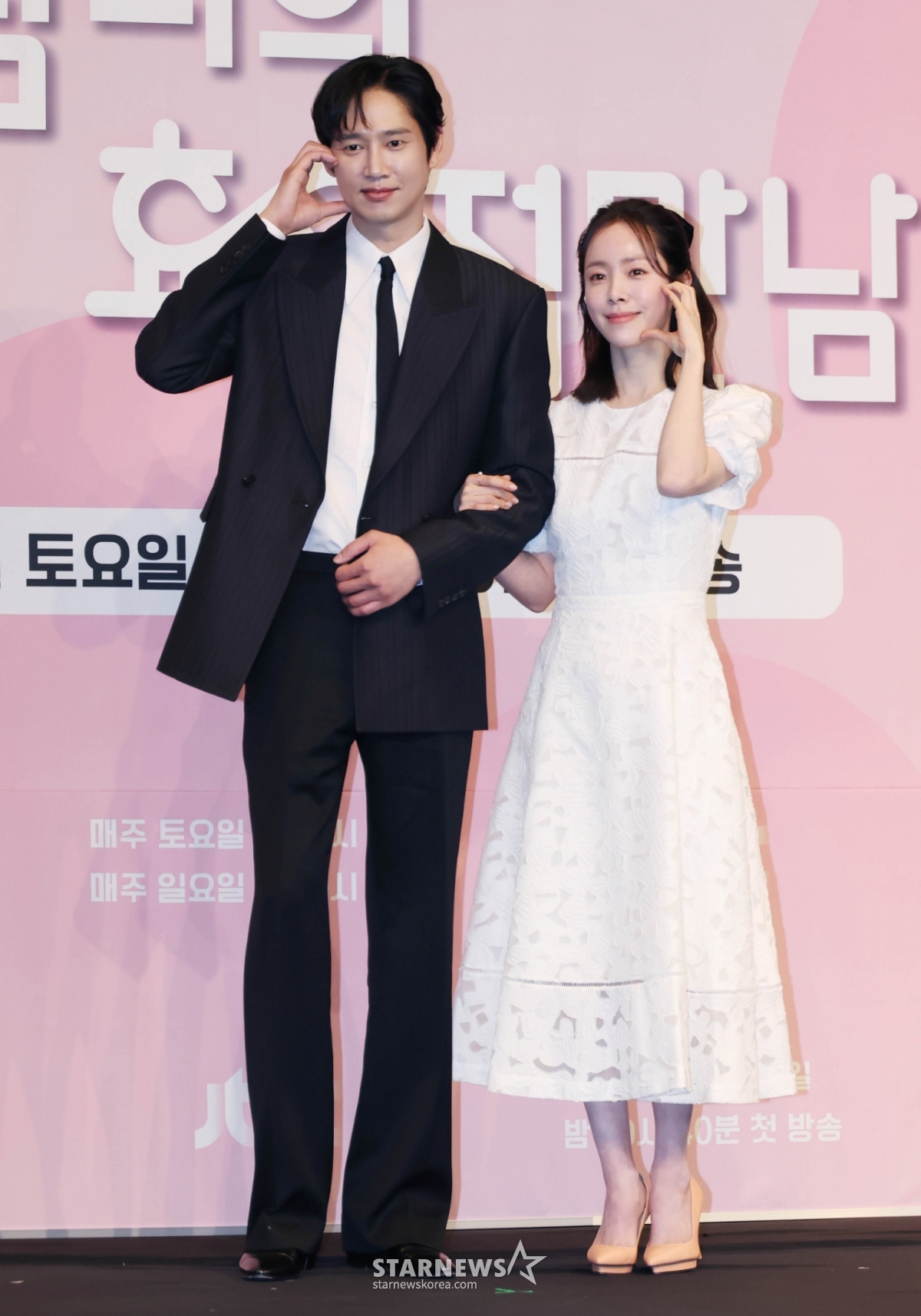 演员朴成勋、韩智敏26日出席在首尔九老区The Link酒店举行的JTBC土日剧《未婚男女的有效相遇》制作发布会,并摆出造型,供记者们拍照。  电视剧《未婚男女的有效相遇》讲述了决心恋爱的女人去相亲,与拥有不同魅力的两个男人相遇,被吸引又动摇,最终寻找真正爱情意义的故事,将于28日首播。 /2026.02.26 / 照片=李东勋 photoguy@