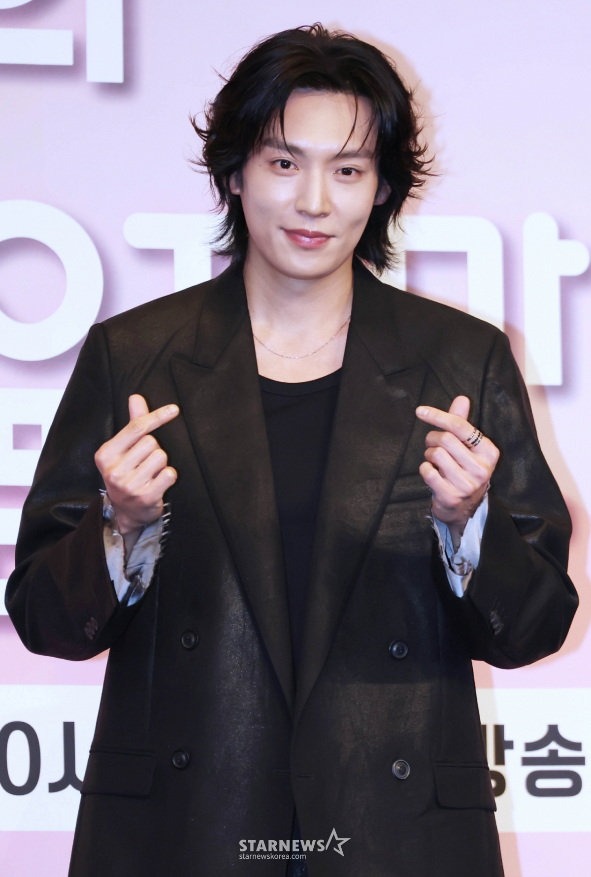 演员李基泽26日出席了在首尔九老区The Link酒店举行的JTBC土日剧《未婚男女的有效相遇》的制作发布会,并摆出造型,供记者们拍照。  电视剧《未婚男女的有效相遇》讲述了决心恋爱的女人去相亲,与拥有不同魅力的两个男人相遇,被吸引又动摇,最终寻找真正爱情意义的故事,将于28日首播。 /2026.02.26 / 照片=李东勋 photoguy@