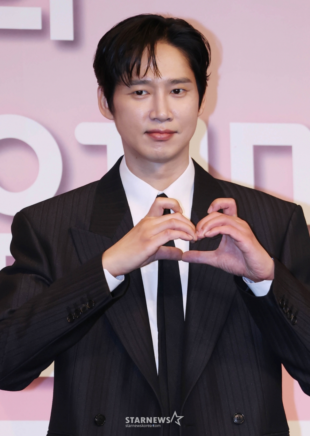 Actor Park Sung-hoon poses at the production presentation of JTBC's Saturday-Sunday drama "Efficient Meeting of Unmarried Men and Women" held at The Link Hotel in Guro-gu, Seoul on the 26th. The drama "Efficient Meeting of Unmarried Men and Women" will premiere on the 28th, about a woman who decides to love going on a blind date and meeting two men with different charms, attracting and shaking, and eventually finding the meaning of true love. /2026.02.26 / Photo = Lee Dong-hoon photoguy@