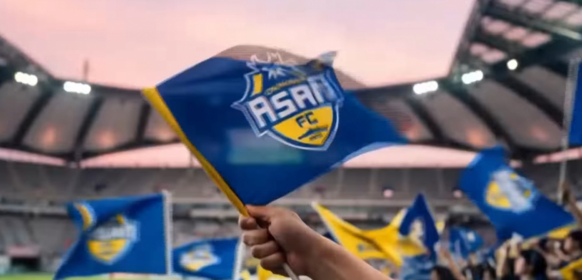 以首尔世界杯体育场为背景制作的忠南牙山FC标志旗帜。 =图为,k联赛的youtube截图。