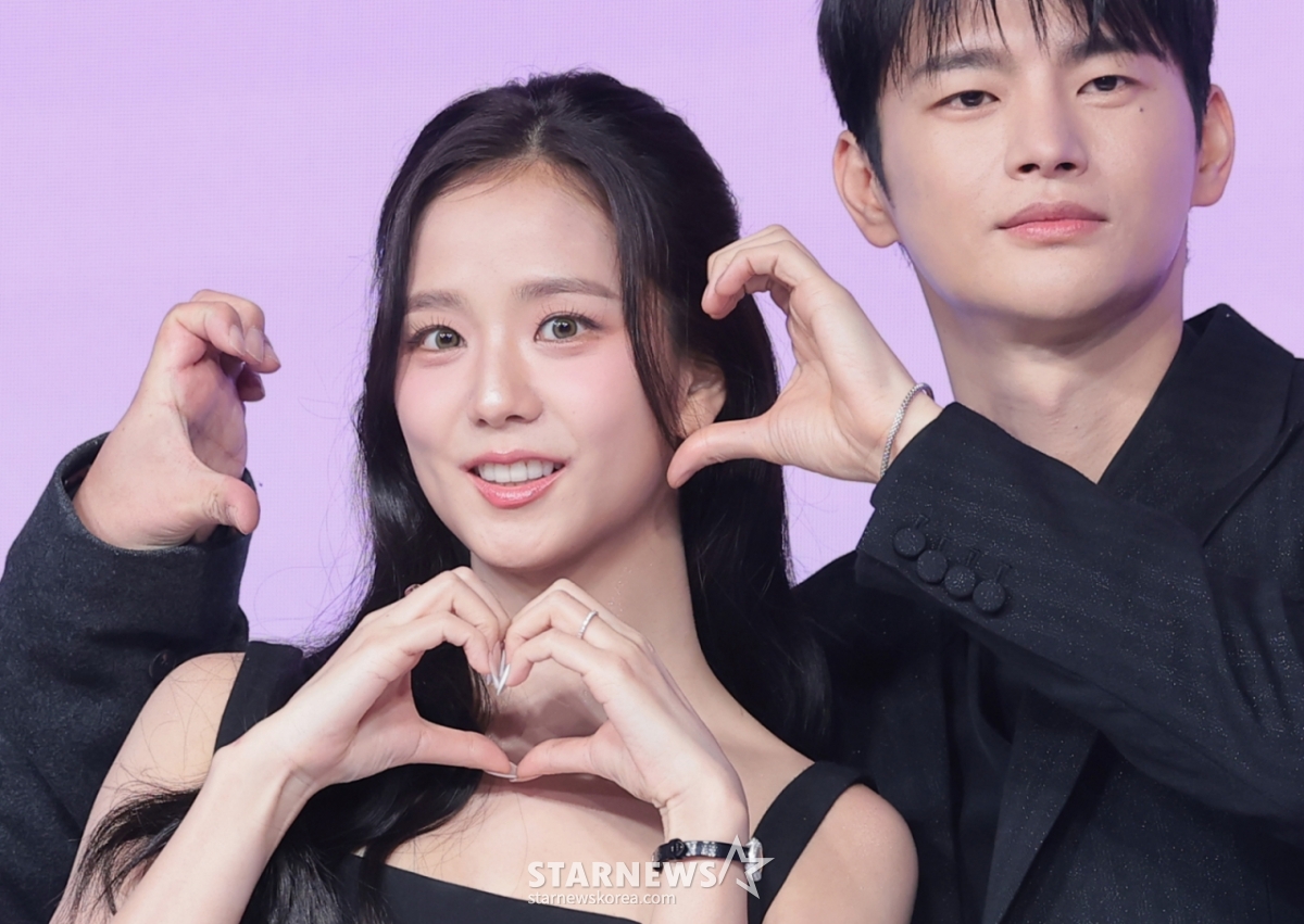 (首尔=新闻1)权铉辰记者=歌手兼演员智秀和徐仁国(右)26日在首尔钟路区JW万豪东大门广场举行的奈飞新系列《月刊男友》制作发表会上摆出造型,供记者们拍照。 《月刊男友》是一部浪漫喜剧,讲述了厌倦现实生活的网络漫画PD未来(智秀饰)通过虚拟恋爱模拟实验订阅并体验恋爱。 2026.2.26/新闻1 Copyright©新闻1. Allrights reserved.禁止擅自转载和重新发布,禁止使用AI学习。 =照片=(首尔=新闻1)权铉辰。