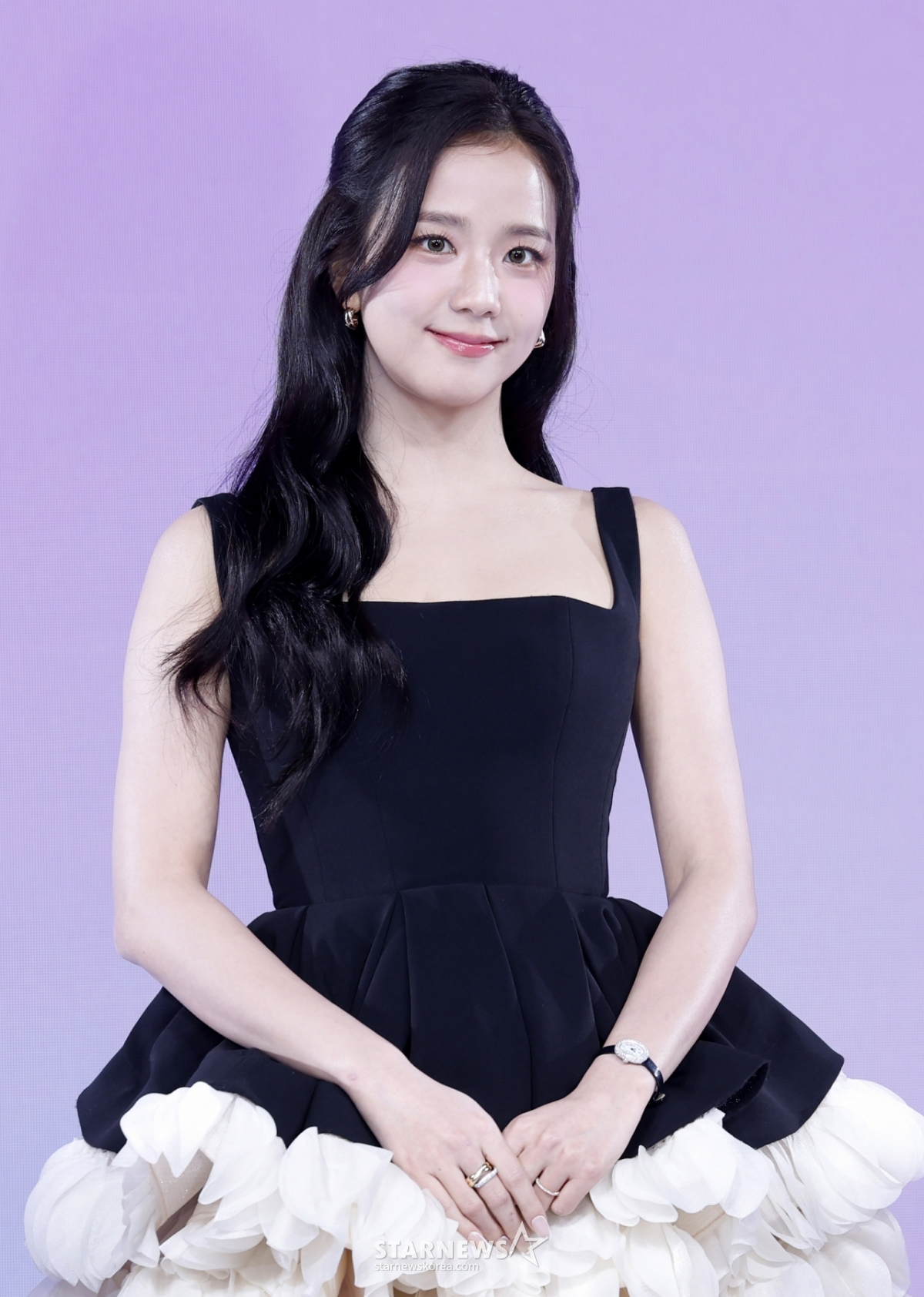 [首尔=Newsis] 金惠珍记者=组合BLACKPINK智秀26日在首尔钟路区JW万豪东大门广场举行的奈飞《月刊男友》制作发表会上摆出造型,供记者们拍照。 =金惠珍 jini@newsis.com 。