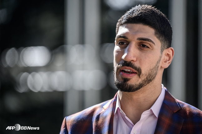 他就是人权运动家、前篮球选手埃内斯·坎特。 =法新社BBNews=新闻1。