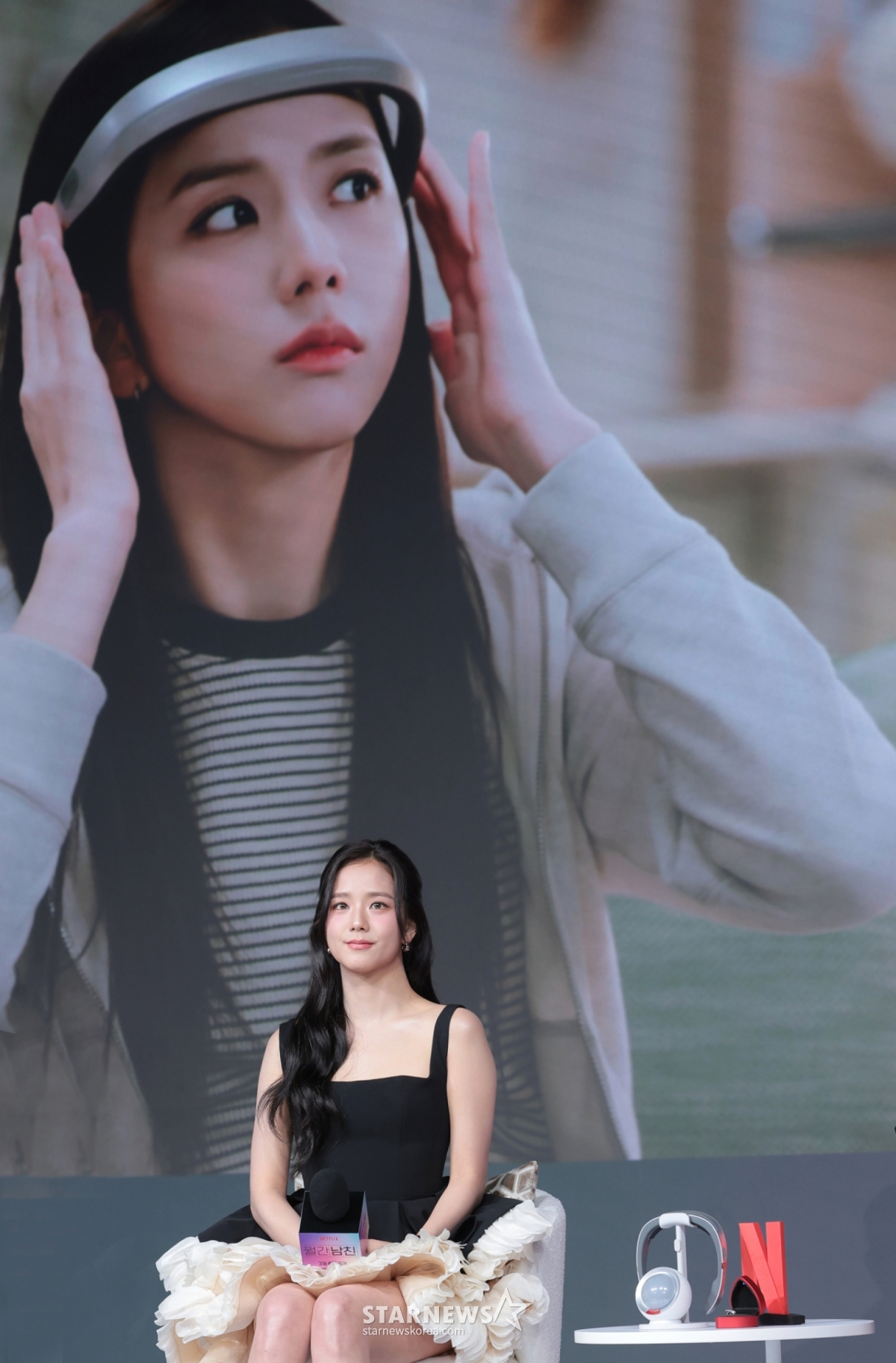 (首尔=新闻1)权贤镇记者=BLACKPINK智秀26日在首尔钟路区JW万豪东大门广场举行的奈飞新系列《月刊男友》制作发表会上散发魅力。  《月刊男友》是一部浪漫喜剧，讲述了厌倦现实生活的网络漫画PD未来（智秀饰）通过虚拟恋爱模拟实验订阅并体验恋爱。 2026.2.26/新闻1 Copyright©新闻1. Allrights reserved.禁止擅自转载和重新发布,禁止使用AI学习。 =照片=（首尔=新闻1）权铉辰。