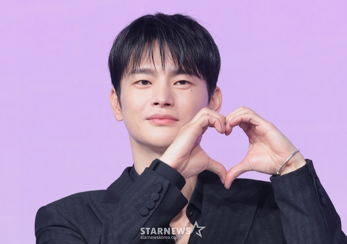 (首尔=新闻1)权铉辰记者=歌手兼演员徐仁国26日在首尔钟路区JW万豪东大门广场举行的奈飞新系列《月刊男友》制作发表会上摆出造型,供记者们拍照。  《月刊男友》是一部浪漫喜剧，讲述了厌倦现实生活的网络漫画PD未来（智秀饰）通过虚拟恋爱模拟实验订阅并体验恋爱。 2026.2.26/新闻1 Copyright©新闻1. Allrights reserved.禁止擅自转载和重新发布,禁止使用AI学习。 =照片=（首尔=新闻1）权铉辰。