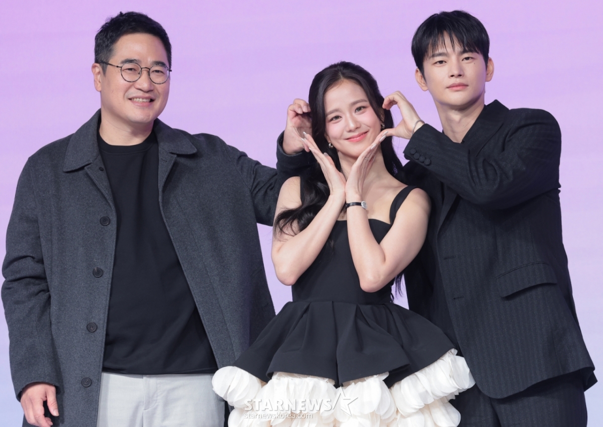 （首尔=新闻1）权铉辰记者=金正植导演（左起）和演员智秀、徐仁国26日在首尔钟路区JW万豪东大门广场举行的奈飞新系列《月刊男友》制作发表会上摆出造型，供记者们拍照。  《月刊男友》是一部浪漫喜剧，讲述了厌倦现实生活的网络漫画PD未来（智秀饰）通过虚拟恋爱模拟实验订阅并体验恋爱。 2026.2.26/新闻1 Copyright©新闻1. Allrights reserved.禁止擅自转载和重新发布,禁止使用AI学习。 =照片=（首尔=新闻1）权铉辰。
