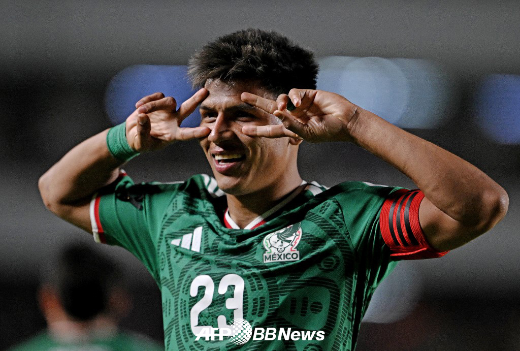图为6月26日（韩国时间），在墨西哥凯雷塔罗举行的与冰岛队的热身赛中进球后，墨西哥国家足球队海苏斯·盖拉多（hesus gallardo）正高兴得合不拢嘴。 =法新社BBNews=新闻1。