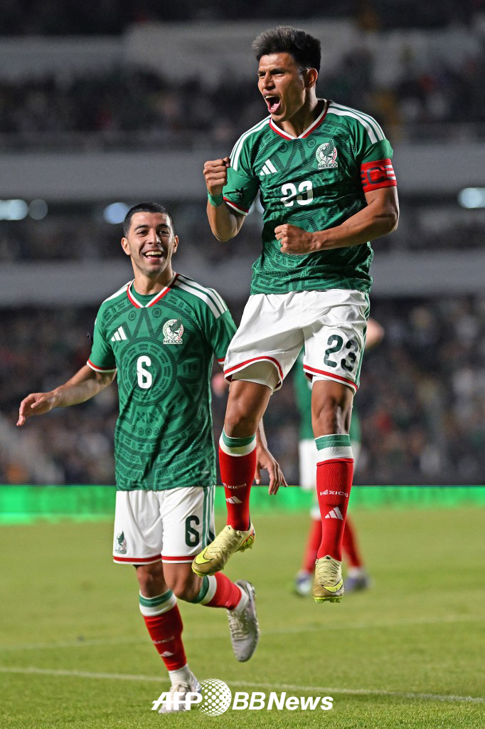 26日（韩国时间），在墨西哥凯雷塔罗举行的与冰岛队的热身赛上，墨西哥国家足球队海苏斯•盖拉多（右）进球后高兴不已。 =法新社BBNews=新闻1。