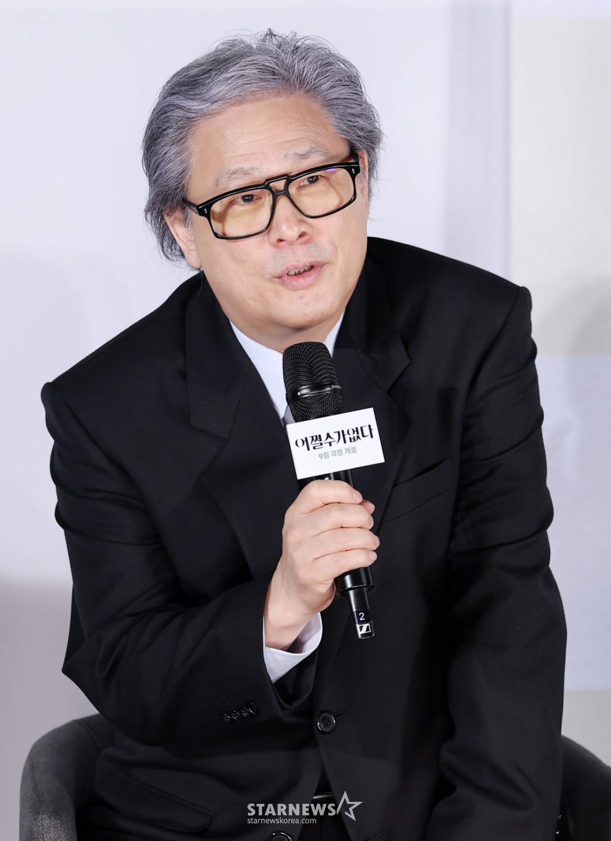 19日,在首尔龙山区CGV Ipark购物中心举行的电影《没办法》制作报告会上,朴赞郁导演正在致辞。 /2025.08.19 / 照片=金辉善hwijpg@