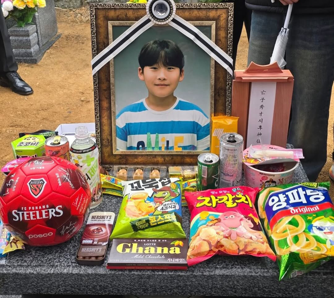 年仅13岁就遗憾地成为了天上的星星。 左侧放着浦项制铁球队的签名球。 =照片:遗属SNS截图。