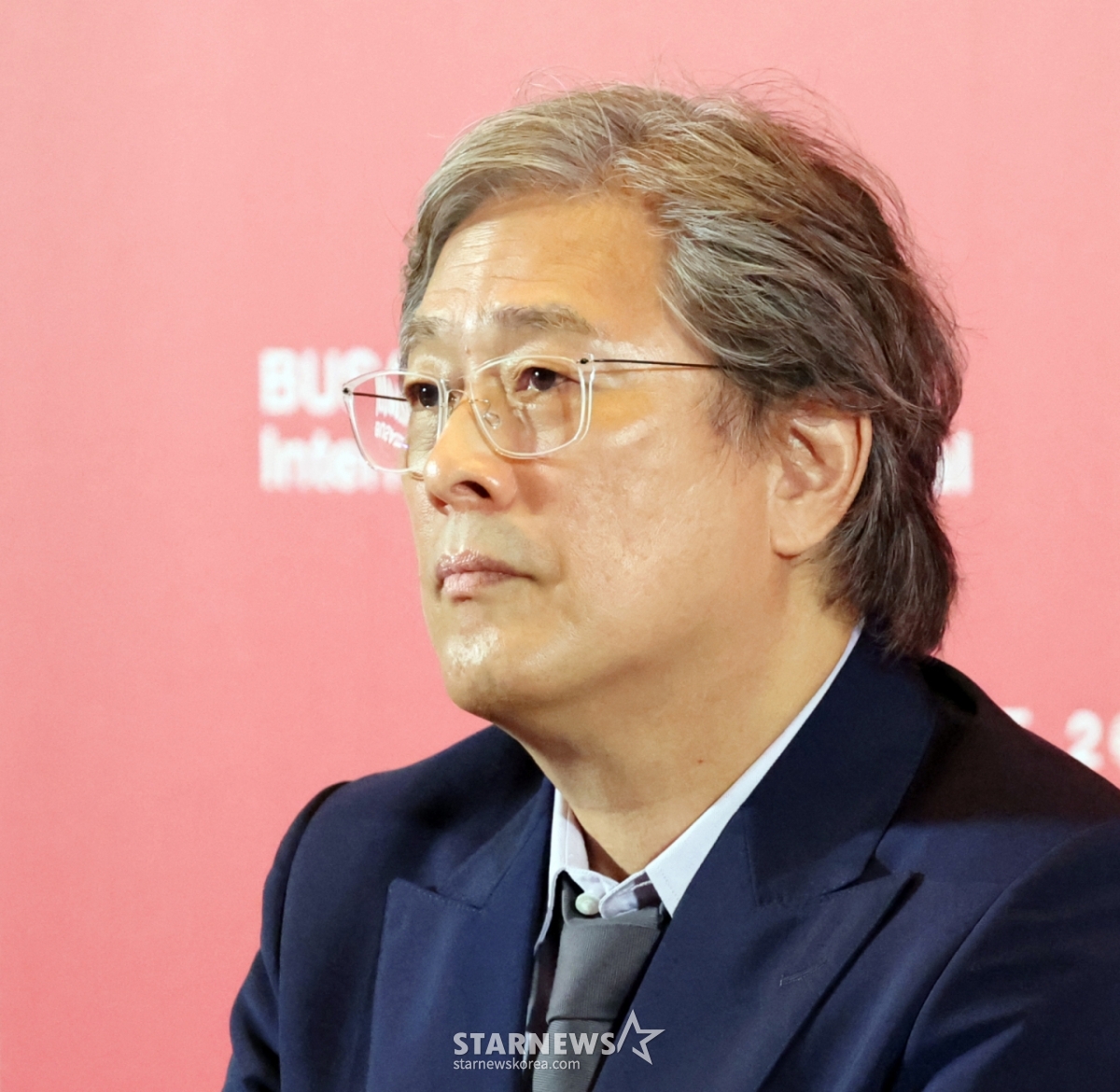 17日,在釜山海云台电影殿堂中剧场举行的釜山国际电影节《BIFF2025》开幕作品《没有办法》记者招待会上,朴赞郁导演正在回答记者的提问。 =照片=姜英祖cameratalks@