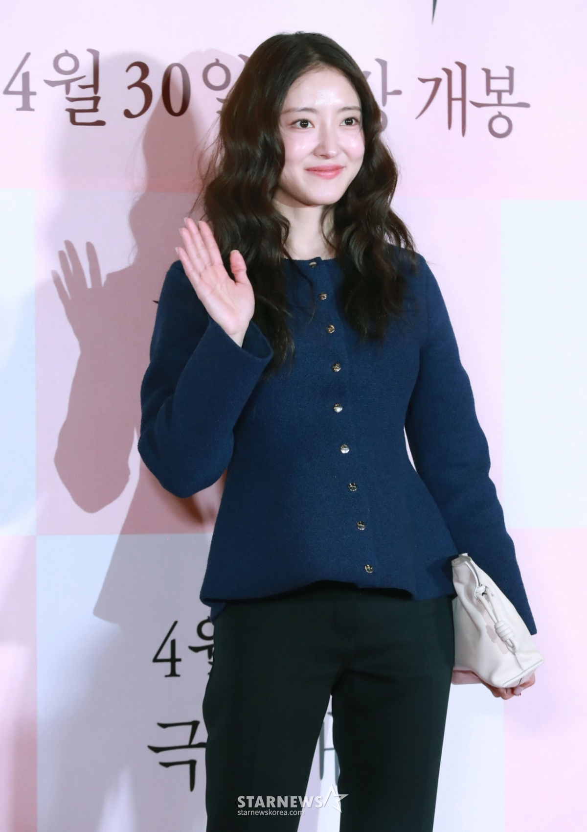 24日下午,演员李世英出席在首尔CGV龙山IPARK购物中心举行的电影《破瓜》(导演闵奎东)VIP试映会,并摆出造型,供记者们拍照。 =照片=李东勋 photoguy@