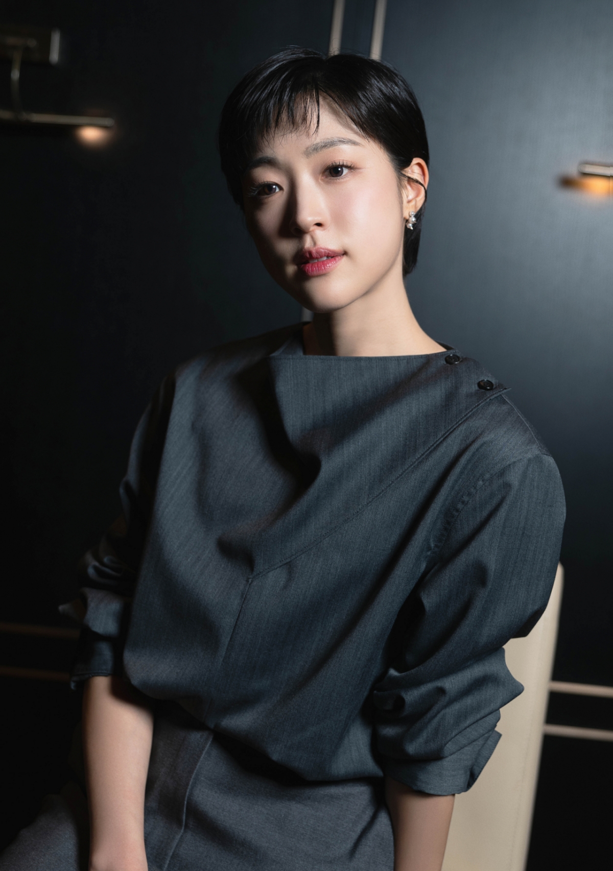 电影《Mad Dance Office》的演员崔成恩为26日进行的轮询摆出造型,供记者们拍照。 =照片=nk contents 2026.02.26 / 照片=李东勋 photoguy@