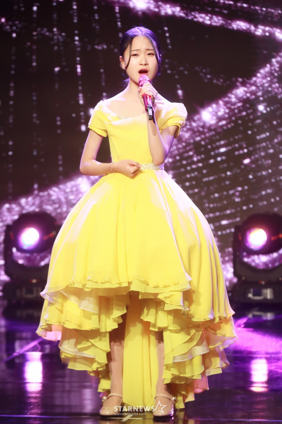 Singer Kim Da-hyun is performing a new song at the showcase of her second full-length album "15" held at Ilji Art Hall in Gangnam-gu, Seoul on the afternoon of the 2nd. The album contains a total of 19 songs, including the title songs "Mom," "Azber," and "Now I Know." /2023.02.02