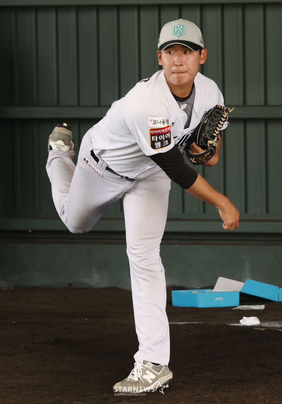 フォト] パク・ジフン「精密な制球まで」 | STARNEWS