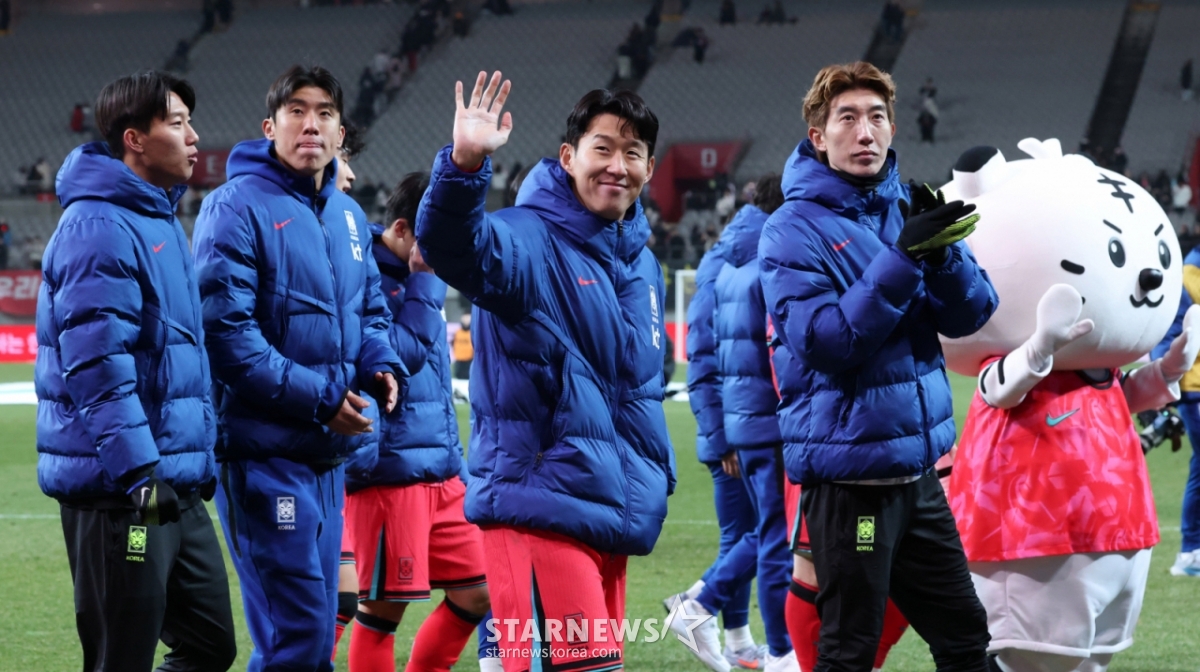 图为，去年11月与加纳队的比赛结束后，孙兴慜（中）等韩国国家足球队队员正在向球迷致意。 =照片=金镇京。