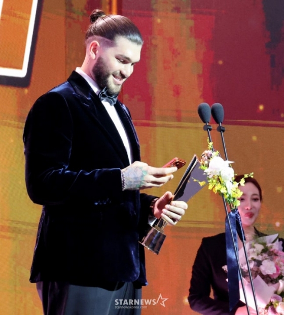 Hanwha's Cody Ponce won the league MVP at the "2025 Shinhan SOL Bank KBO Awards" held at Lotte Hotel World Crystal Ballroom in Seoul at 2 p.m. on November 24. /Photo = Senior Reporter Kang Young-jo