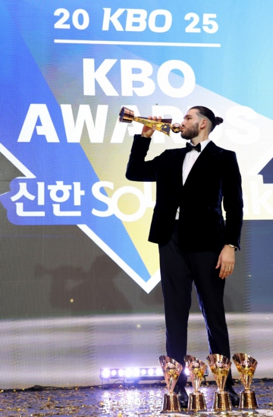 Four-time pitcher and MVP winner Ponce of Hanwha poses with the trophy at the 2025 Shinhan Sol Bank KBO Awards at Lotte Hotel World in Jamsil on Nov. 24. /Photo = Senior Reporter Kang Young-jo