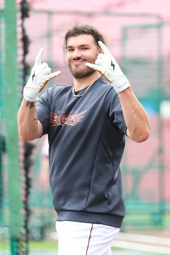Ponce doing batting training during the Rakuten years. /Photo = Rakuten Golden Eagles Official SNS