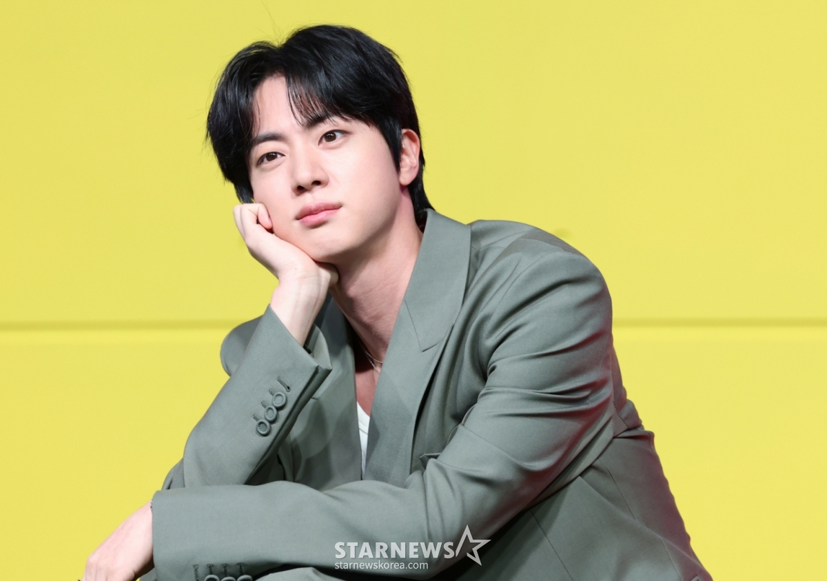 (Seoul = News1) Reporter Kwon Hyun-jin = BTS (BTS) Jin poses at a press conference for Netflix's new entertainment show 'Daehwanjang Gianjang' at Dongdaemun Square Seoul in JW Marriott, Jongno-gu, Seoul on the 15th. "Daehwanjang Gianjang" is a new concept of guest house variety that Gian84 and support member BTS JIN and actress Ji Ye-eun play with guests at Ulleungdo Gianjang, which is full of comfortable romance. 2025.4.15/News1 Copyright © News1. All rights reserved. Unauthorized reproduction and redistribution, prohibition of using AI learning. /Photo = (Seoul = News 1) Reporter Kwon Hyun-jin