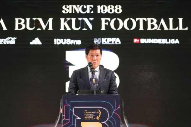 第38回チャ·ボムグンサッカー賞授賞式に出席したチャ·ボムグンチームチャブーム理事長。 /写真=車範根（チャ·ボムグン）サッカー商委員会提供