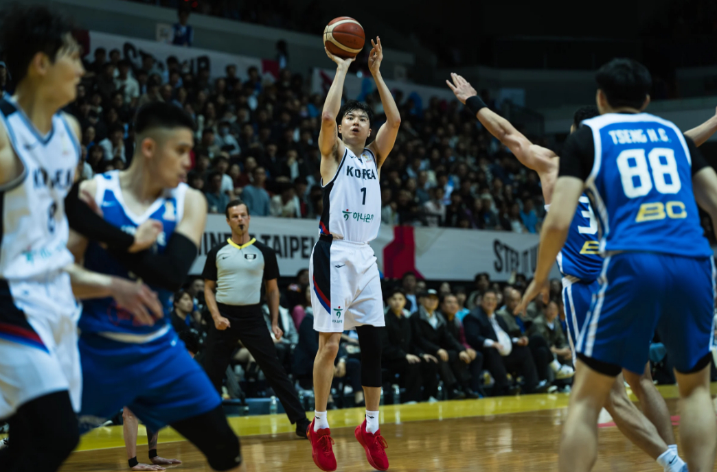 图为李贤重（中）在对阵台湾队的比赛中射门。  =照片=FIBA官方网站。