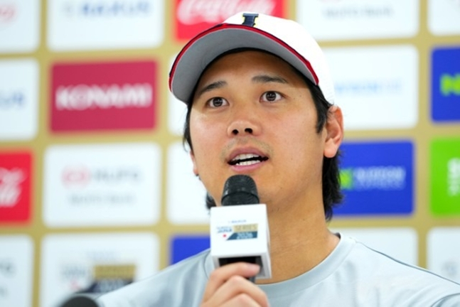 26日，大谷翔平正在举行记者会。 =日本棒球代表队官方网站。
