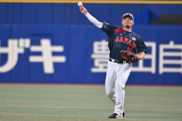 提议聚餐的铃木正在热身。 =日本棒球代表队官方网站。