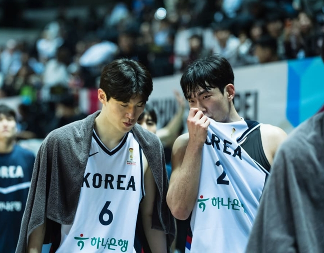 比赛结束后，李贞铉（左）和申升敏感到遗憾。 =照片=FIBA官方网站。