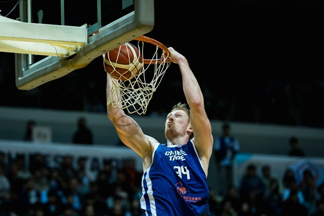 成功扣篮的吉尔贝克。 =照片=FIBA官方网站。