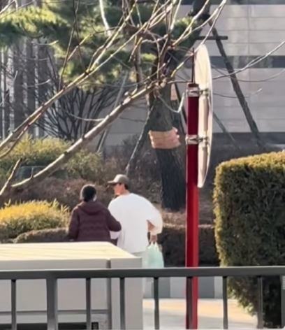 /Photo = Online community