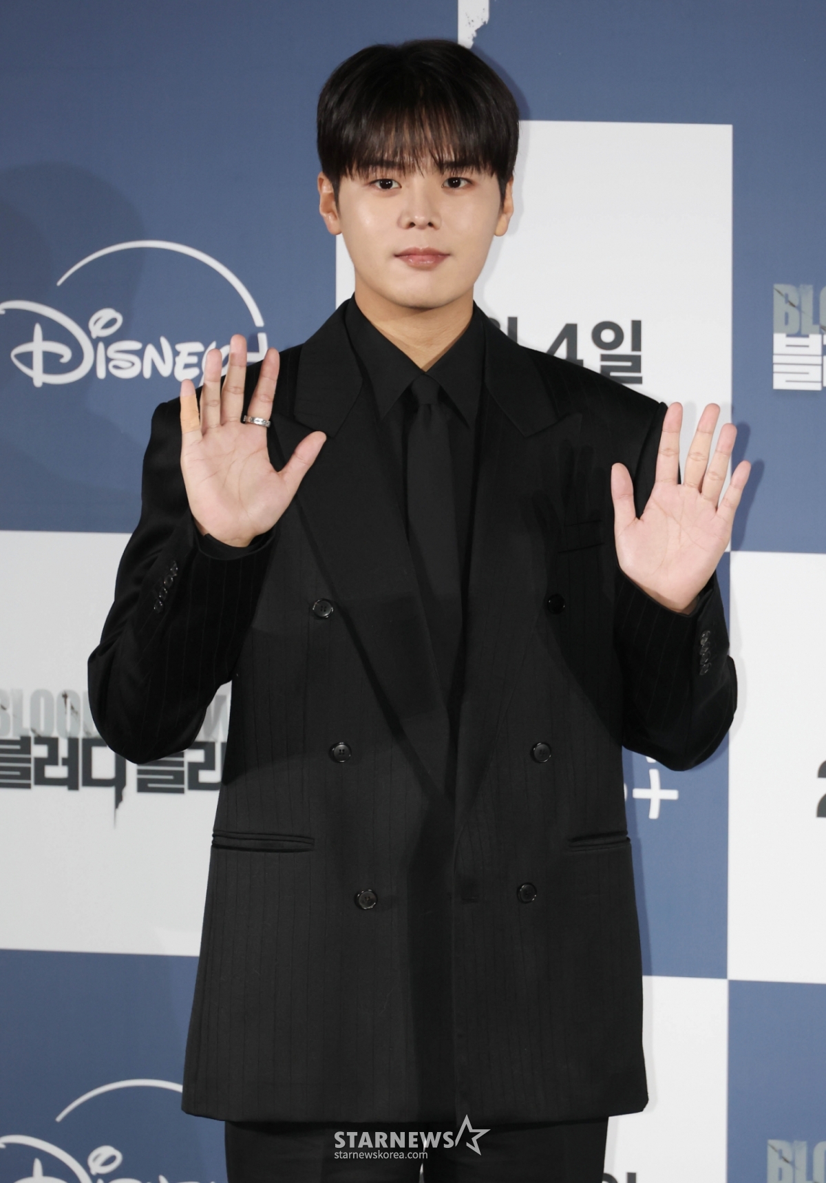 27日上午,演员丽云出席了在首尔CGV龙山IPARK购物中心举行的迪斯尼+原创系列《Bloody Flower》的制作发布会,并摆出造型,供记者们拍照。  讲述人们围绕具有治疗所有不治之症的连环杀人犯的故事的悬疑惊悚片《Bloody Flower》将于下月4日公开。 /2026.01.27 / 照片=李东勋 photoguy@