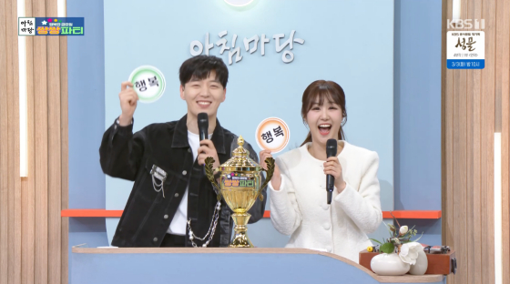 =播音员朴哲圭(左)。