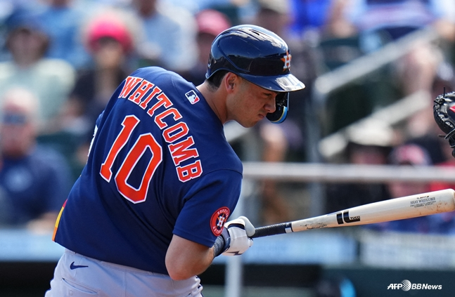 在热身赛上避开身体方向的球的风趣。 =法新社BBNews=新闻1。