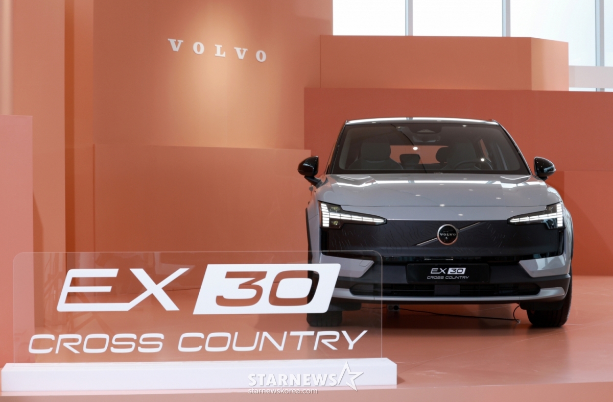 [首尔=Newsis] 李永焕记者=4日上午,在首尔龙山区沃尔沃汽车龙山展示场举行的EX30 Cross Country(CC)Snic预览活动中,展示着EX30 CC车辆。 =李荣桓 20hwan@newsis.com / 照片=李荣桓