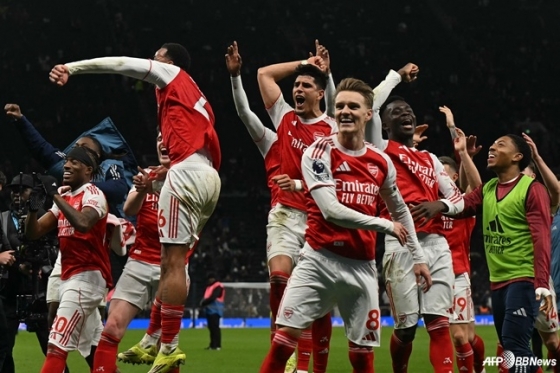 Arsenal players are delighted after winning the 27th round of the 2025-2026 English Premier League (EPL) at Tottenham Hotspur Stadium in London, England on the 23rd (Korea time). /AFPBBNews=News1