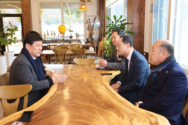 Governor Koo Hu-yeon (left) is talking with officials from Haenam-gun. /Photo = KBO