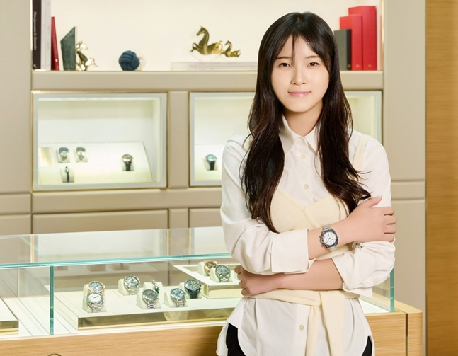 26日收到手表的崔佳温。 =照片:欧米茄。